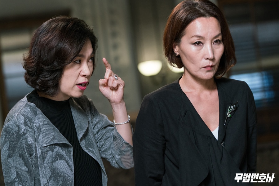 Бонг Санг Пил (Ли Джун Ки) - горячий юрист, чей показатель успеха в суде близок к 100%