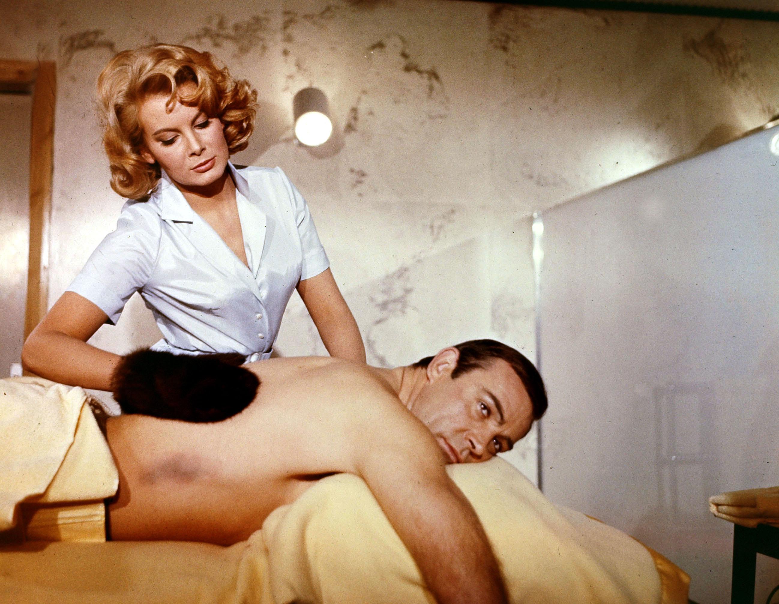 Молли, которая играла главную роль в качестве медсестры Патрисии Феаринг напротив «Шона 007» Шона, была, как известно, первой девушкой Бонда, которая сняла свою одежду на экране, вызвав споры и едва не заработав фильму рейтинг «Х»